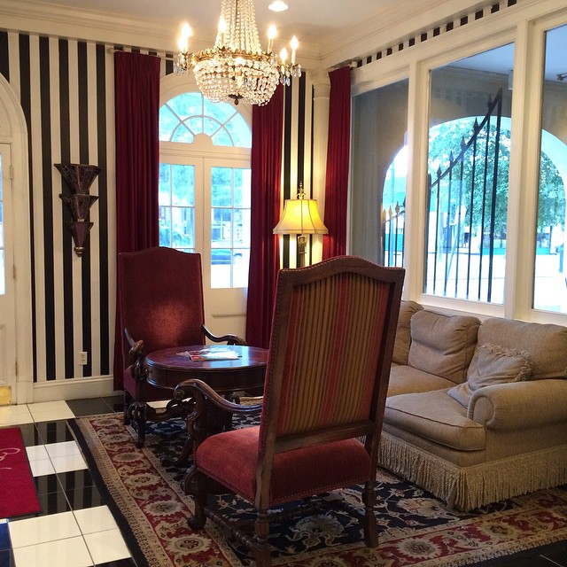 New Orleans Chantal Sarkisian Mode Xlusive Plus Size Blog Ottawa maison St. Charles Quality Inn Hotel lobby